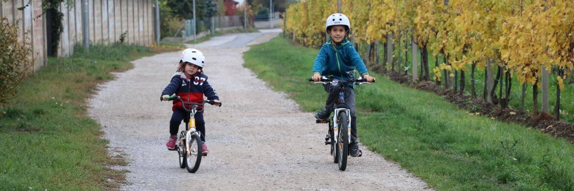 (c) Zeuschner,  Mädchen und Bub fahren Fahrrad